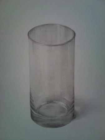 透明ガラスで円柱形の出来たウォーターグラスを、白い画用紙に三菱鉛筆UNIで鉛筆デッサンし、完成した絵を正面から撮影した写真。グラスはところどころ光を反射し、白く輝いている。背景は白い机。グラスと机が接する部分には、光を帯びたグラスの影ができている。