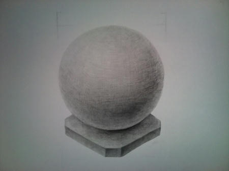 石膏製の白い球体のモチーフ全体を、大きい画用紙に三菱鉛筆UNIでデッサンした画像。A plaster sphere drawn by pencil