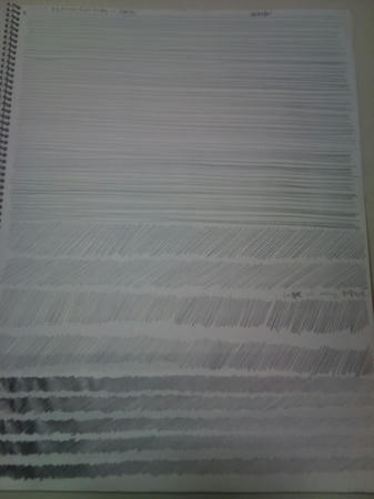 画用紙ほどの大きさのクロッキー帳を開き、正面から撮った写真。金属のリングで綴じられた白い紙に、水平でまっすぐな直線や、斜めの短い直線など3種類の鉛筆線が多数描かれている。
