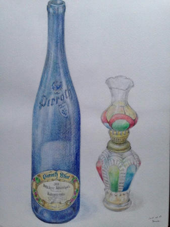 画面左は、水彩色鉛筆で描いたピーロート・ブルーのワインの空瓶(pieroth blue burg layer schlosskapelle 2010)。ワインボトル全体が透明な群青色のガラスで出来ており、コルク栓は外されており、細身。画面右は、赤青緑のガラスのランプ。A BLUE BOTTLE WINE AND COLORFUL GLASS LAMP.