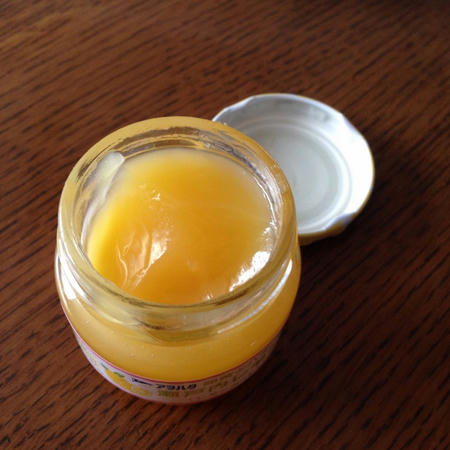 <br />アオハタさんの「レモンカード（卵黄とバターと瀬戸内レモン）」。蓋を開けた状態。中身は乳黄色で半固形