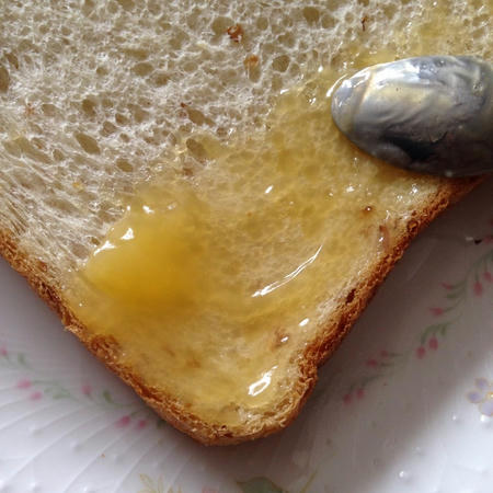 アオハタのレモンカード（卵黄とバターと瀬戸内レモン）を食パンに塗った画像