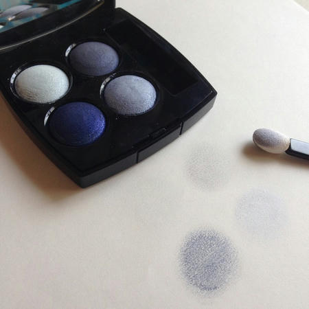 シャネルの4色入りブルーアイシャドウ（レ キャトル オンブル）の「#29 Lagon（ラゴン）」の蓋を開き、4色それぞれの青色を白いアイシャドウチップで白い紙に試し塗りした画像