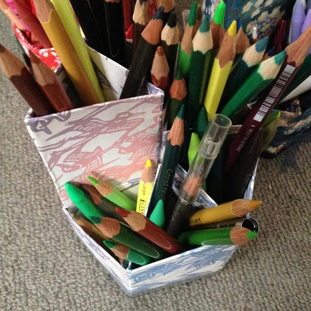 アイブロウライナーを色鉛筆の入った鉛筆立てに立て置きで保管している写真。