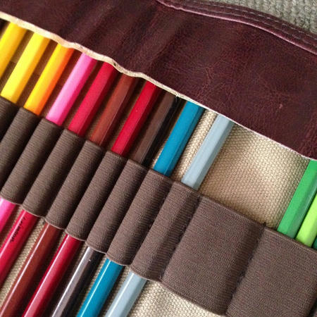 ダーウェントのペンシルホルダーに色鉛筆をたくさん収納されている写真。