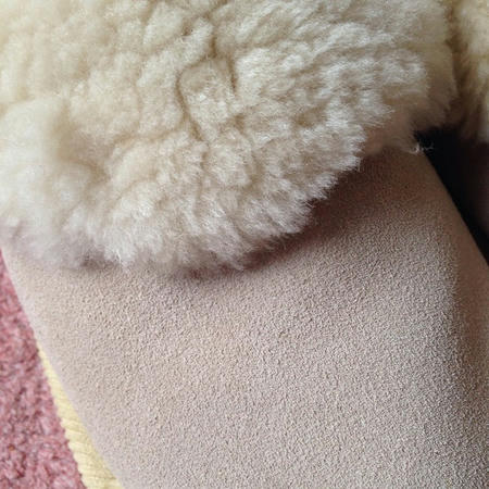 ベージュ色で羊の毛（ムートン）で出来た冬用スリッパ（室内履き）を拡大した画像。羊毛の質感がよく分かる